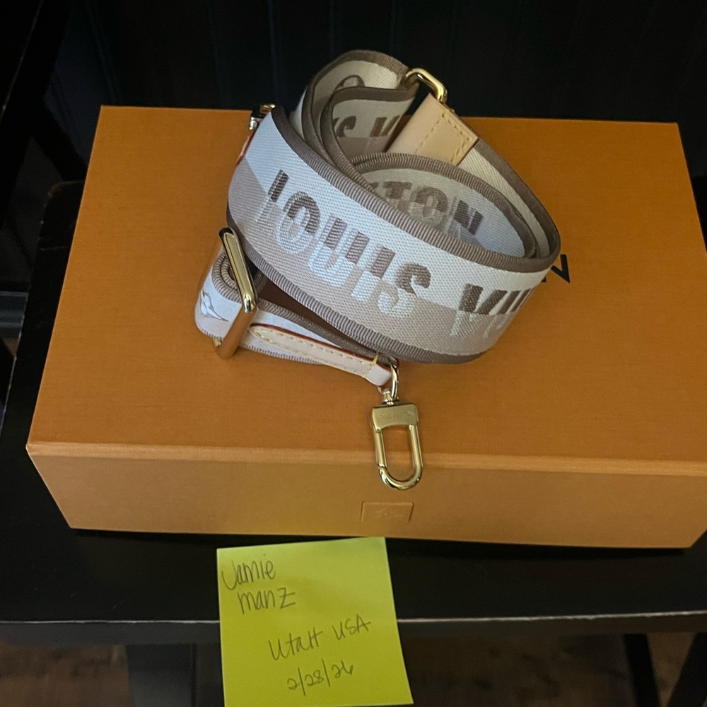 Brand New Louis Vuitton Speedy 20 Strap in Beige